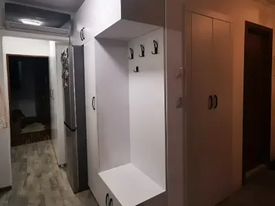 apartament vanzare cumparare Sector 6 București hol dulap alb